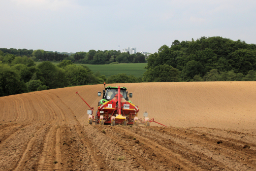 Traktor auf Acker bei Aussaat