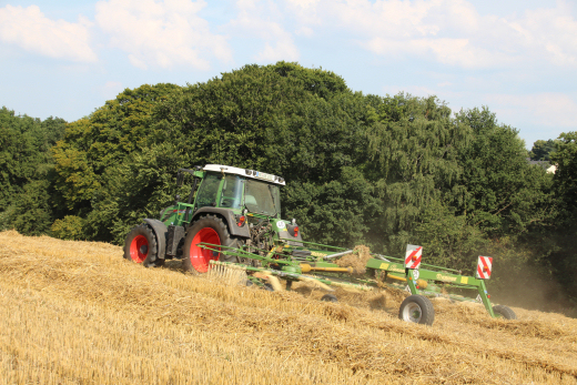 Traktor bei Strohernte