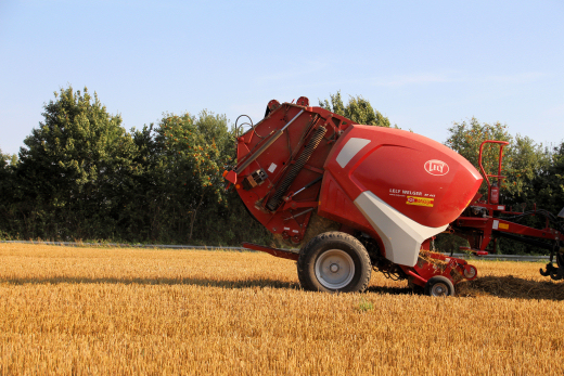 Rundballenpresse auf Feld