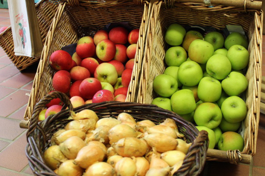 Äpfel und Zwiebeln in Körben